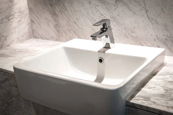 Salle de bain intérieure avec lavabo et robinet. — Photo