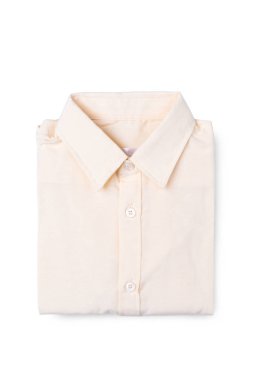 Beyaz arka plan üzerinde izole sarı tişört.