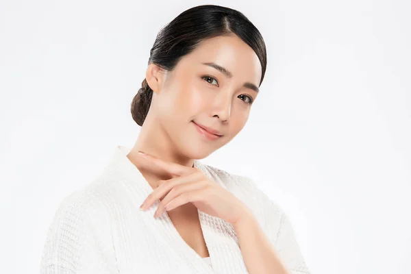 Mulher asiática nova bonita com pele fresca limpa. Face care, Tratamento facial, em fundo branco, Beleza e Cosméticos Conceito — Fotografia de Stock