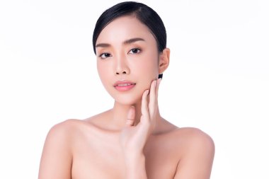 Temiz ciltli güzel bir Asyalı kadın. Yüz bakımı, yüz bakımı, beyaz arka plan, güzellik ve kozmetik konsepti