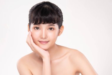 Temiz ciltli güzel bir Asyalı kadın. Yüz bakımı, yüz bakımı, beyaz arka plan, güzellik ve kozmetik konsepti