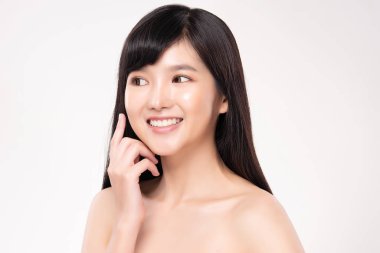 Temiz ciltli güzel bir Asyalı kadın. Yüz bakımı, yüz bakımı, beyaz arka plan, güzellik ve kozmetik konsepti