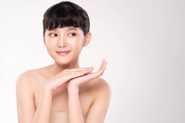 Temiz ciltli güzel bir Asyalı kadın. Yüz bakımı, yüz bakımı, beyaz arka plan, güzellik ve kozmetik konsepti