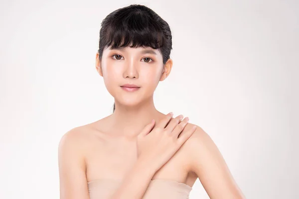 Belle jeune femme asiatique avec peau fraîche propre. Soins du visage, Soins du visage, sur fond blanc, Concept Beauté et Cosmétiques — Photo