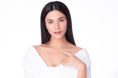 Temiz ciltli güzel bir Asyalı kadın. Yüz bakımı, yüz bakımı, beyaz arka plan, güzellik ve kozmetik konsepti