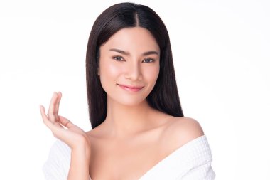Temiz ciltli güzel bir Asyalı kadın. Yüz bakımı, yüz bakımı, beyaz arka plan, güzellik ve kozmetik konsepti