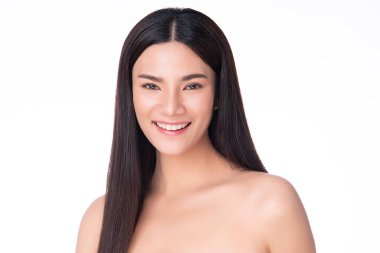 Temiz ciltli güzel bir Asyalı kadın. Yüz bakımı, yüz bakımı, beyaz arka plan, güzellik ve kozmetik konsepti