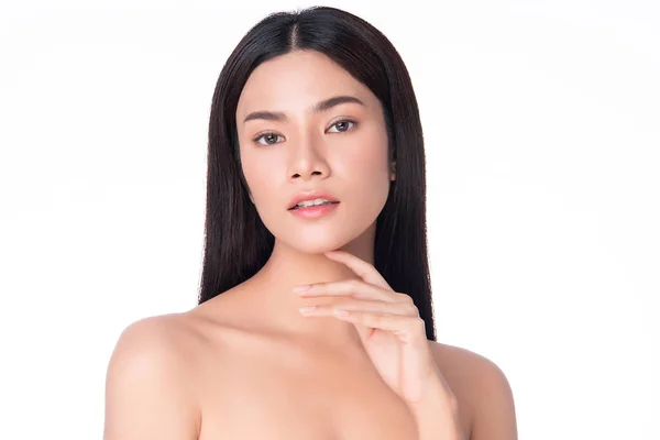 깨끗 한 피부를 가진 아름다운 젊은 아시아 여성. 얼굴 관리, 안면 치료, 흰 배경, 미, 화장품 컨셉 — 스톡 사진