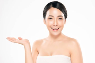 Temiz ciltli güzel bir Asyalı kadın. Yüz bakımı, yüz bakımı, beyaz arka plan, güzellik ve kozmetik konsepti