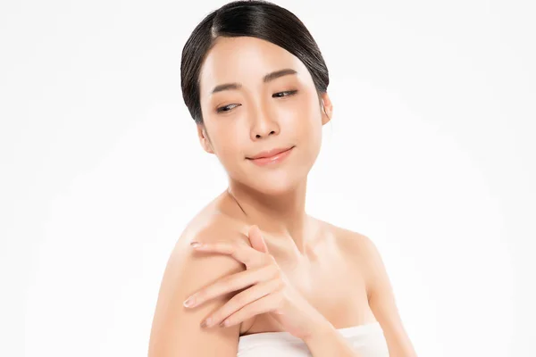 Piękna Azjatka dotykająca ramienia. Czysta i świeża skóra, na białym tle, Beauty Cosmetology Concept, — Zdjęcie stockowe