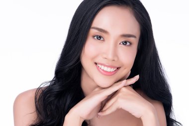 Temiz ciltli güzel bir Asyalı kadın. Yüz bakımı, yüz bakımı, beyaz arka plan, güzellik ve kozmetik konsepti