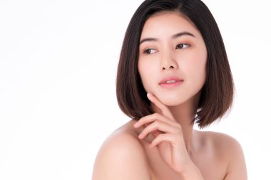 Temiz ciltli güzel bir Asyalı kadın. Yüz bakımı, yüz bakımı, beyaz arka plan, güzellik ve kozmetik konsepti.