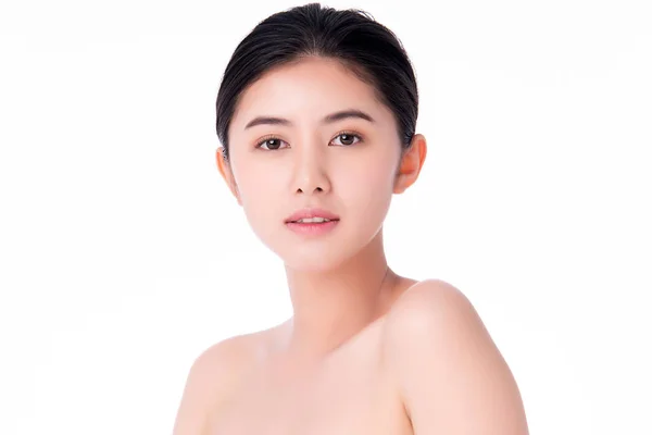 Mulher asiática nova bonita com pele fresca limpa. Face care, Tratamento facial, em fundo branco, Beleza e Cosméticos Conceito — Fotografia de Stock