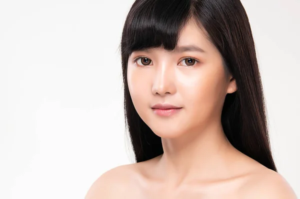 年轻美丽的亚洲女人,皮肤清澈清新. 面部护理，面部护理，白人背景，美容美感 — 图库照片