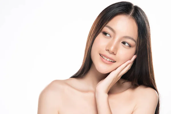 Hermosa mujer asiática joven con piel limpia y fresca. Cuidado facial, Tratamiento facial, sobre fondo blanco, Concepto de belleza y cosmética — Foto de Stock