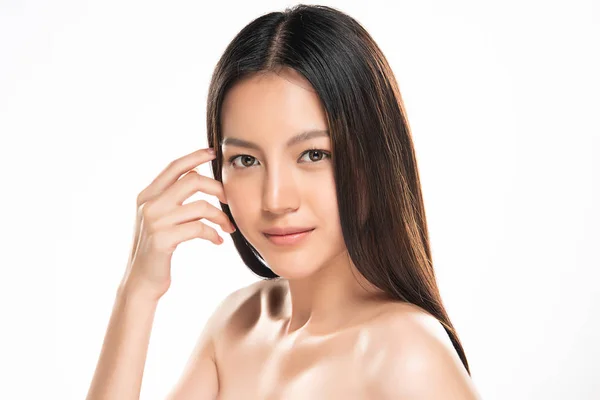 Krásná mladá asijská žena s čistou svěží pletí. Péče o obličej, péče o obličej, na bílém pozadí, Krása a kosmetika — Stock fotografie