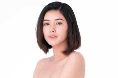 Temiz ciltli güzel bir Asyalı kadın. Yüz bakımı, yüz bakımı, beyaz arka plan, güzellik ve kozmetik konsepti