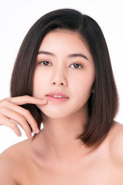 Temiz ciltli güzel bir Asyalı kadın. Yüz bakımı, yüz bakımı, beyaz arka plan, güzellik ve kozmetik konsepti