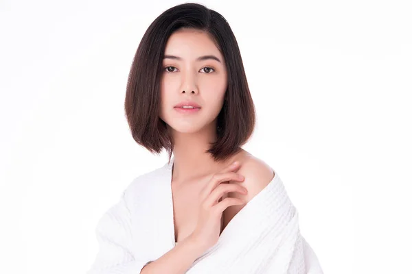 Belle jeune femme asiatique avec peau fraîche propre. Soins du visage, Soins du visage, sur fond blanc, Concept Beauté et Cosmétiques — Photo