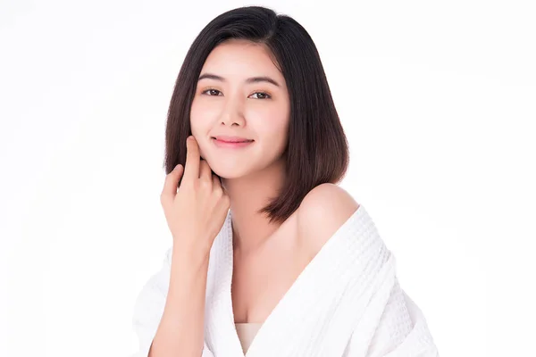Hermosa mujer asiática joven con piel limpia y fresca. Cuidado facial, Tratamiento facial, sobre fondo blanco, Concepto de belleza y cosmética —  Fotos de Stock