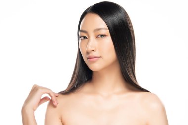 Temiz ciltli güzel bir Asyalı kadın. Yüz bakımı, yüz bakımı, beyaz arka plan, güzellik ve kozmetik konsepti