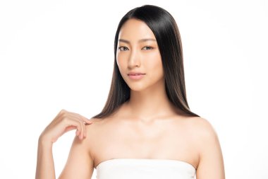 Temiz ciltli güzel bir Asyalı kadın. Yüz bakımı, yüz bakımı, beyaz arka plan, güzellik ve kozmetik konsepti