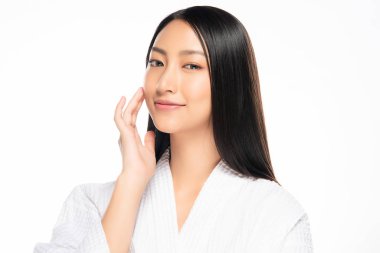 Temiz ciltli güzel bir Asyalı kadın. Yüz bakımı, yüz bakımı, beyaz arka plan, güzellik ve kozmetik konsepti