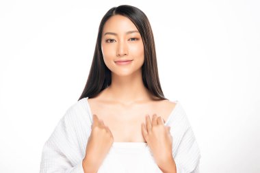 Temiz ciltli güzel bir Asyalı kadın. Yüz bakımı, yüz bakımı, beyaz arka plan, güzellik ve kozmetik konsepti