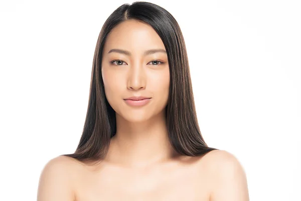 Belle jeune femme asiatique avec peau fraîche propre. Soins du visage, Soins du visage, sur fond blanc, Concept Beauté et Cosmétiques — Photo