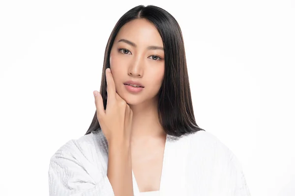 Belle jeune femme asiatique avec peau fraîche propre. Soins du visage, Soins du visage, sur fond blanc, Concept Beauté et Cosmétiques — Photo