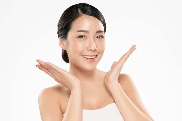 Gyönyörű fiatal ázsiai nő tiszta friss bőrrel. Arcápolás, Arckezelés, fehér háttér, Szépség és kozmetika koncepció — Stock Fotó