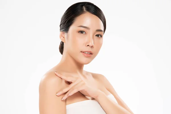 Schöne junge asiatische Frau mit sauberer, frischer Haut. Gesichtspflege, Gesichtsbehandlung, auf weißem Hintergrund, Schönheits- und Kosmetikkonzept — Stockfoto