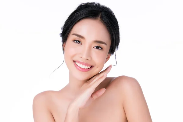 Krásná mladá asijská žena s čistou svěží pletí. Péče o obličej, péče o obličej, na bílém pozadí, Krása a kosmetika — Stock fotografie
