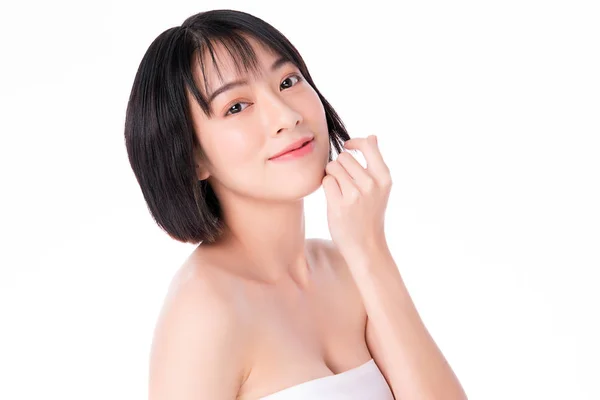 Schöne junge asiatische Frau mit sauberer, frischer Haut. Gesichtspflege, Gesichtsbehandlung, auf weißem Hintergrund, Schönheits- und Kosmetikkonzept — Stockfoto