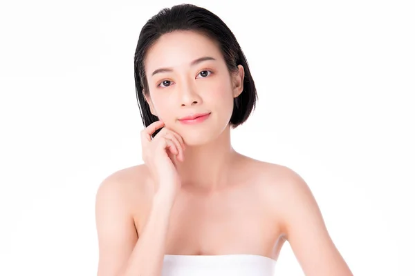 Schöne junge asiatische Frau mit sauberer, frischer Haut. Gesichtspflege, Gesichtsbehandlung, auf weißem Hintergrund, Schönheits- und Kosmetikkonzept — Stockfoto