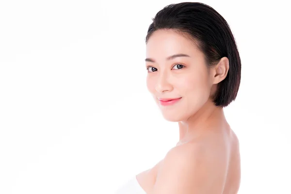 Mooie jonge Aziatische vrouw met schone verse huid. Gezichtsverzorging, Gezichtsbehandeling, op witte achtergrond, Schoonheid en cosmetica Concept — Stockfoto