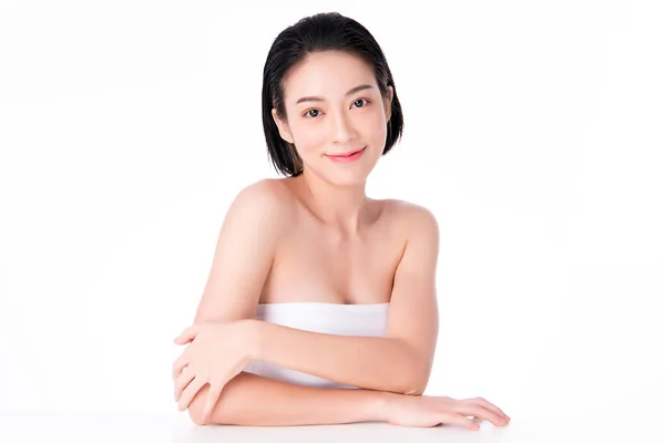 Belle jeune femme asiatique avec peau fraîche propre. Soins du visage, Soins du visage, sur fond blanc, Concept Beauté et Cosmétiques — Photo