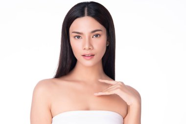 Temiz ciltli güzel bir Asyalı kadın. Yüz bakımı, yüz bakımı, beyaz arka plan, güzellik ve kozmetik konsepti