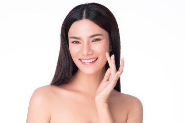 Temiz ciltli güzel bir Asyalı kadın. Yüz bakımı, yüz bakımı, beyaz arka plan, güzellik ve kozmetik konsepti