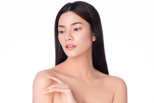 Piękna młoda Azjatka z czystą, świeżą skórą. Pielęgnacja twarzy, Leczenie twarzy, na białym tle, Beauty and Cosmetics Concept — Zdjęcie stockowe