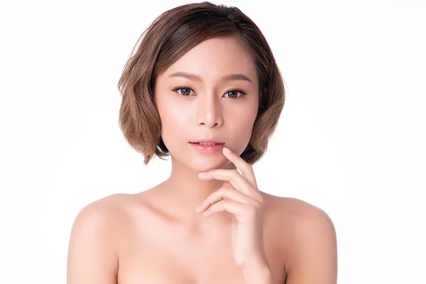 Gyönyörű fiatal ázsiai nő tiszta friss bőrrel. Arcápolás, Arckezelés, fehér háttér, Szépség és kozmetika koncepció — Stock Fotó