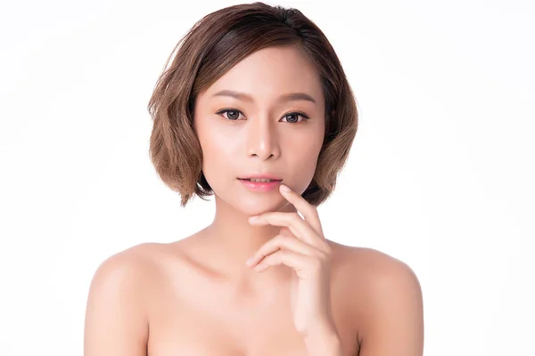 Belle jeune femme asiatique avec peau fraîche propre. Soins du visage, Soins du visage, sur fond blanc, Concept Beauté et Cosmétiques — Photo