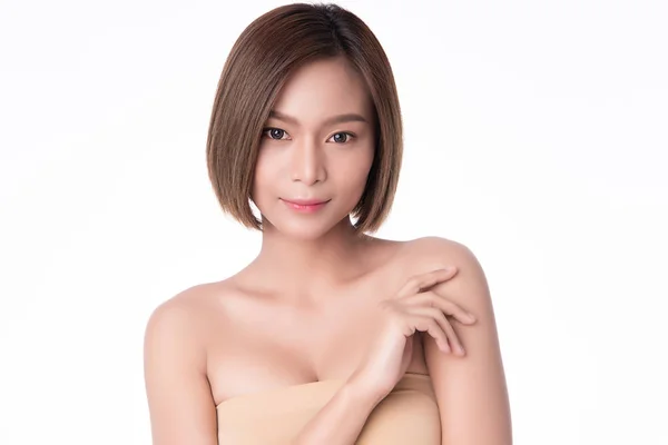 Hermosa mujer asiática joven con piel limpia y fresca. Cuidado facial, Tratamiento facial, sobre fondo blanco, Concepto de belleza y cosmética —  Fotos de Stock