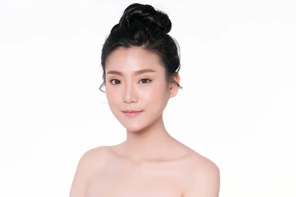 Beautiful Young Asian Woman with Clean Fresh Skin. Face care, Facial treatment, on white background, Beauty and Cosmetics Concept — Stock Photo, Image