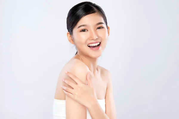 Hermosa mujer asiática joven con piel limpia y fresca. Cuidado facial, Tratamiento facial, sobre fondo gris claro, Concepto de belleza y cosmética — Foto de Stock
