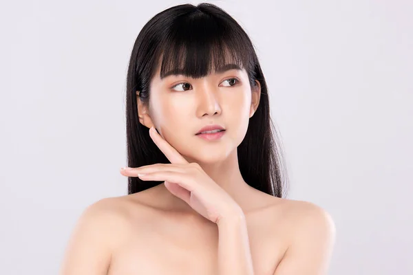 Wanita Asia muda yang cantik dengan kulit segar yang bersih. Hati-hati, perawatan wajah, dengan latar belakang putih, Konsep Kecantikan dan Kosmetik — Stok Foto