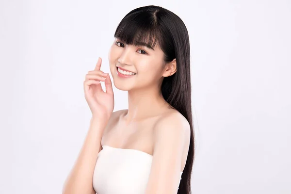 Wanita Asia muda yang cantik dengan kulit segar yang bersih. Hati-hati, perawatan wajah, dengan latar belakang putih, Konsep Kecantikan dan Kosmetik — Stok Foto