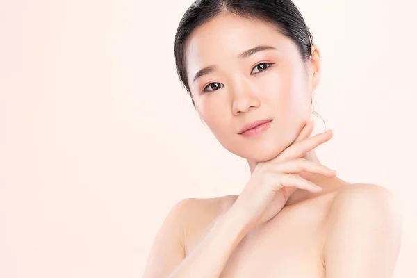 形象美丽的年轻亚洲女人洁净新鲜裸露的皮肤概念。 亚洲女孩美容美发面对肌肤护理与健康、面部护理、完美肌肤、自然妆容. — 图库照片