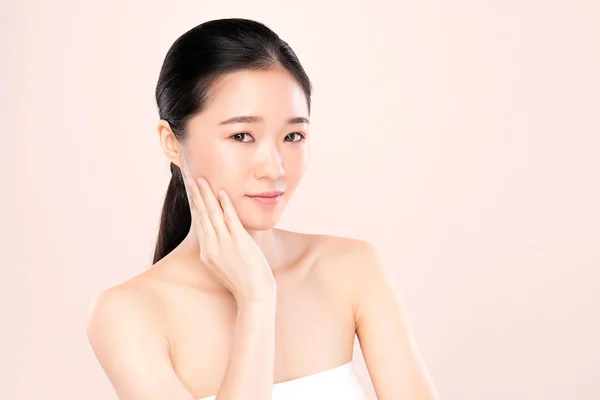 Retrato bonito jovem asiático mulher limpa fresco nu pele conceito. Menina asiática beleza rosto cuidados com a pele e bem-estar, tratamento facial, pele perfeita, maquiagem natural . — Fotografia de Stock