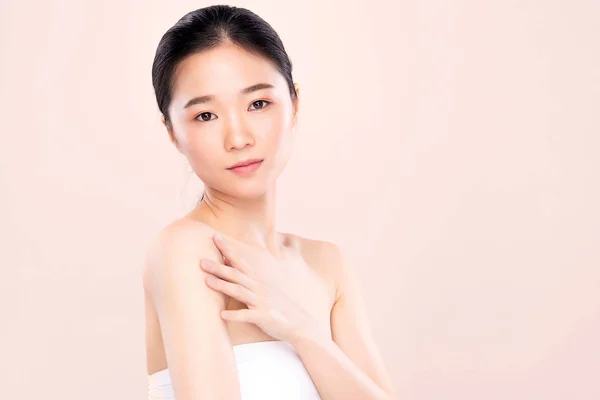 Portrait belle jeune femme asiatique propre concept de peau nue fraîche. Fille asiatique beauté visage soins de la peau et bien-être, Soins du visage, Peau parfaite, Maquillage naturel . — Photo